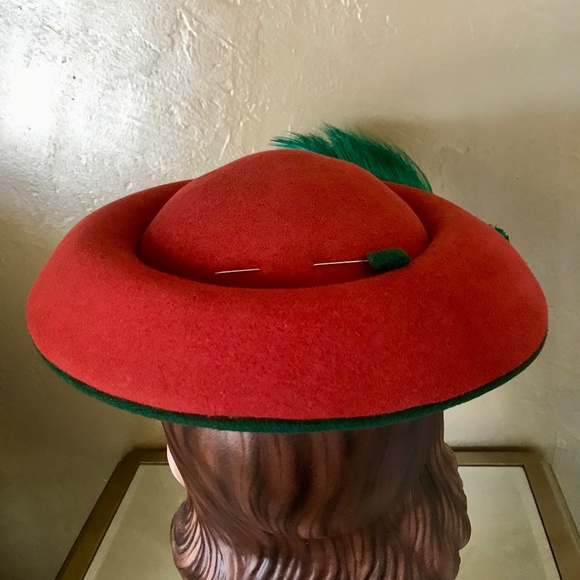 LAVISH 1940s RED AND GREEN FELT HAT WITH GREEN FEATHER TRIM main image 8